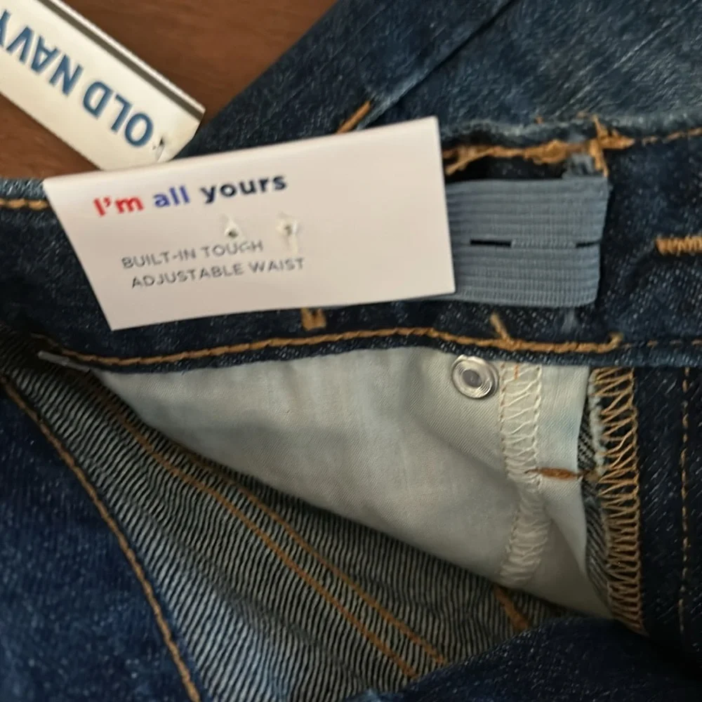 Old Navy blue jean shorts eyelet sewn in front pockets with frayed hem